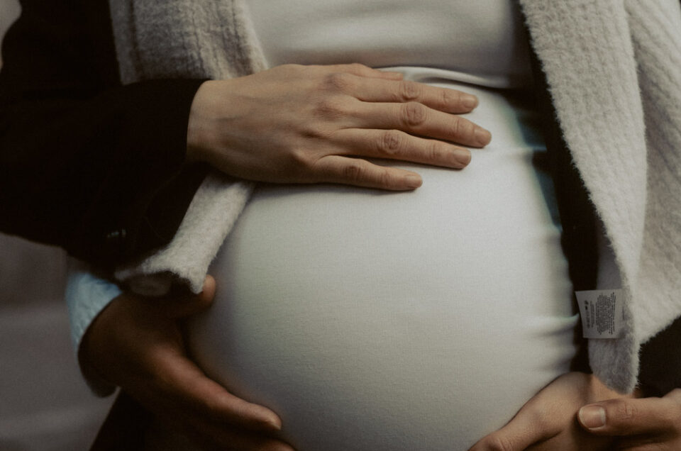 soulful maternity photoshoot in barcelona