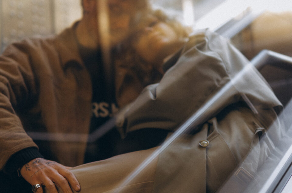 7 Engagement Photo Poses That Look Natural & Romantic