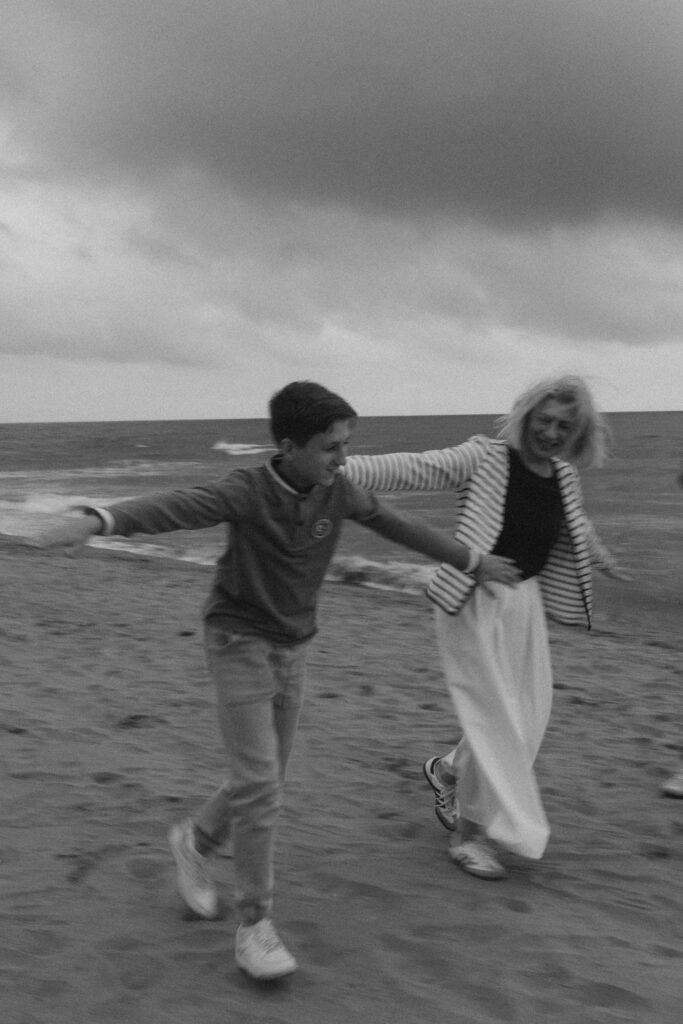 family photographer Barcelona capturing memories from newborn to teens on the beach