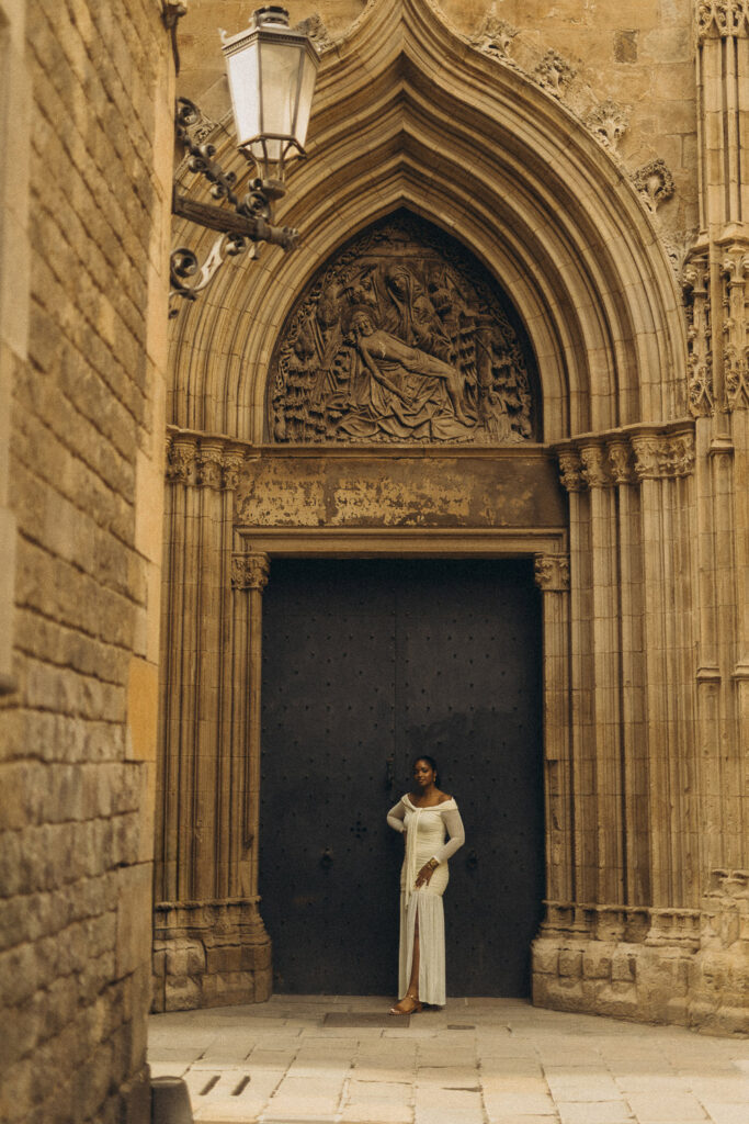 Candid photo session in the shadowy alleys of Barcelona’s old town